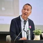 　「虜人日記」について話す小松志行さん＝１１日、マニラ（共同）