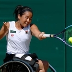 　車いすの部女子シングルス決勝でプレーする上地結衣＝ウィンブルドン（共同）
