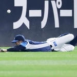 　４回日本ハム２死、田宮の左中間への飛球に西武の中堅手桑原が捕球を試みたが失敗、三塁打となる。この回で退いた＝エスコンフィールド