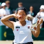 　車いすの部女子シングルスで優勝し、トロフィーを手に涙ぐむ上地結衣。「生涯ゴールデンスラム」を日本女子として初めて達成した＝ウィンブルドン（共同）