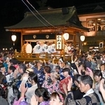 　日本三大盆踊りの一つ「郡上踊」が開幕し、浴衣姿で踊る人たち＝１１日夜、岐阜県郡上市