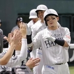 　１回、３ランを放ちナインに迎えられるソフトバンク・牧原大（右手前）＝みずほペイペイドーム
