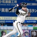 　４回オリックス無死一塁、来田が右中間に２ランを放つ＝ＺＯＺＯマリン