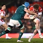 　アイルランド戦でタックルを受けるディアンズ（右）＝ニューカッスル（ＡＡＰ提供・ＡＰ＝共同）