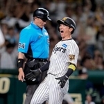 　９回、森下の左前打が後逸を誘って、サヨナラの生還を果たす阪神・近本＝甲子園