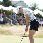 　第３ラウンド、１６番でバーディーを奪う岩井明愛。通算１６アンダーで２位＝エビアン・リゾートＧＣ（共同）