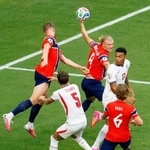 　ノルウェー-イングランド　延長前半、競り合うノルウェーのハーランド（上中央）＝マイアミ（共同）