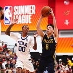 　セブンティシクサーズ戦でプレーするペーサーズ・河村（右）＝ラスベガス（ＮＢＡＥ・ゲッティ＝共同）