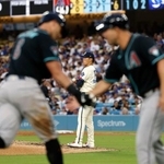 　ダイヤモンドバックス戦の６回、マキャン（手前左）に３ランを浴びたドジャース・山本＝ロサンゼルス（共同）