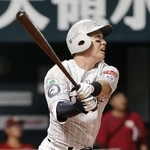 　３回ソフトバンク１死一塁、栗原が右中間に２ランを放つ＝みずほペイペイドーム