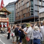　祇園祭前祭の山鉾巡行を前に行われた函谷鉾の「曳き初め」＝１２日午後、京都市