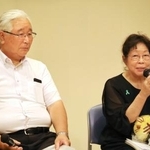 　市民集会で対談する石川一雄さんの妻早智子さん（右）と阪原弘さんの長男弘次さん＝１２日午後、埼玉県狭山市