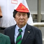 　記念のキャップをかぶる松尾雄治さん＝１２日、東京・秩父宮ラグビー場