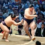 　大の里（右）が押し出しで義ノ富士に敗れる＝ＩＧアリーナ