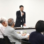 　石木ダム事業を巡り開かれた「有識者の意見を聞く場」の初会合で発言する長崎県の平田研知事＝１２日午後、長崎県庁