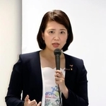 　「内密出産制度」について講演する国民民主党の伊藤孝恵参院議員＝１２日午後、熊本市