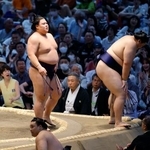 　大の里（右）を押し出しで破った義ノ富士＝ＩＧアリーナ