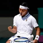 　車いすの部男子シングルス決勝でポイントを奪い、ガッツポーズする小田凱人＝ウィンブルドン（共同）
