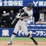 　１回巨人２死、佐々木が左越えに先制の満塁本塁打を放つ＝横浜