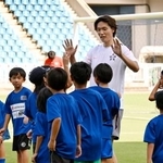 　イベントで小学生と交流するサッカー日本代表の板倉滉＝１２日、福岡・ベスト電器スタジアム