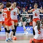 　ポーランドに逆転勝ちし、喜ぶ石川（左端）ら日本の選手たち＝Ａｓｕｅアリーナ大阪