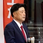 　福岡県田川市長選で落選が決まり、敗戦の弁を述べる村上卓哉氏＝１２日夜、田川市