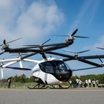 　高速でのデモ飛行を公開したスカイドライブの空飛ぶクルマ＝１３日午前、山口市