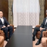 　会談に臨む自民党の磯崎参院国対委員長（右）と立憲民主党の斎藤国対委員長＝１３日午前、国会