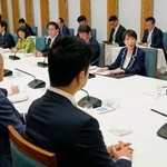 　首相官邸で開かれた政府与党連絡会議＝１３日午後