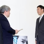 　神谷裕衆院議員（左から２人目）に中道改革連合の離党届を提出した荒井優元衆院議員（右）＝１３日午前、札幌市