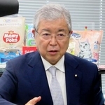 　インタビューに答えるユニ・チャームの高原豪久社長