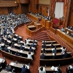 　選挙運動に関するＳＮＳ対策の改正法を可決、成立した参院本会議＝１３日午後