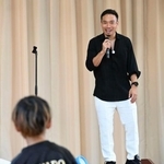 　母校の愛媛県西条市立神拝小学校を訪れ、児童らに話をする長友佑都＝１３日