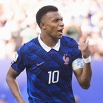 　決勝トーナメント２回戦のパラグアイ戦で、先制ＰＫを決め駆け出すフランスのエムバペ＝フィラデルフィア（共同）