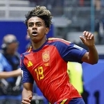 　決勝トーナメント１回戦のオーストリア戦で、ゴールを狙うスペインのヤマル＝ロサンゼルス（共同）