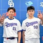 　オールスター戦に監督選抜で選出され、ポーズをとる中日の松山（右）と大野＝バンテリンドーム
