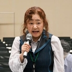 　署名を提出し、環境省の担当者と話す市民団体の長岡ゆりこ代表＝１３日午後、環境省