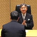 　日本学士院賞の第１１６回授賞式で拍手を送られる天皇陛下＝１３日午前、東京・上野の日本学士院会館（代表撮影）