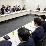 　「給付付き税額控除」の制度設計を議論した社会保障国民会議の実務者会議＝１３日午後、国会