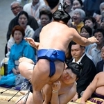 　大の里が突き落としで藤ノ川に敗れる＝ＩＧアリーナ