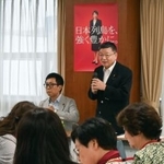 　自民党本部で開かれた会合で報告する「女性と選挙ＰＴ」の古川康事務局長＝１３日午後、東京・永田町