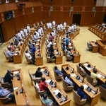　玉城デニー知事への問責決議を可決した沖縄県議会＝１３日午後