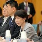　中央防災会議であいさつする高市首相（右から２人目）＝１４日午前、首相官邸