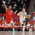 　ラプターズ戦で、ドリブルで攻め込むペーサーズの河村（右）＝ラスベガス（ＮＢＡＥ・ゲッティ＝共同）