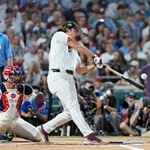 　米大リーグ、オールスター戦前日恒例の本塁打競争に出場したホワイトソックス・村上宗隆＝１３日、フィラデルフィア（共同）