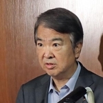 　記者会見する石原環境相＝１４日午前、東京都千代田区
