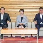　閣議に臨む高市首相（中央）ら＝１４日午前、首相官邸