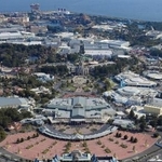　東京ディズニーランド（手前）と東京ディズニーシー（左奥）＝３月、千葉県浦安市