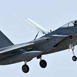 　２０２２年３月、航空自衛隊小松基地近くを飛行するＦ１５戦闘機＝石川県小松市