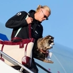 　オスロ空港に帰国し、アライグマの置物を抱えて降機するノルウェーのハーランド＝１３日（Ｊａｎ　Ｌａｎｇｈａｕｇ／ＮＴＢ　Ｓｃａｎｐｉｘ提供・ＡＰ＝共同）